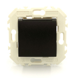 Efapel Quadro45 gniazdo pojedyncze z uziemieniem z klapką 45475 KWPM