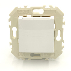 Efapel Quadro45 gniazdo pojedyncze z uziemieniem z klapką biały 45475 KWBR